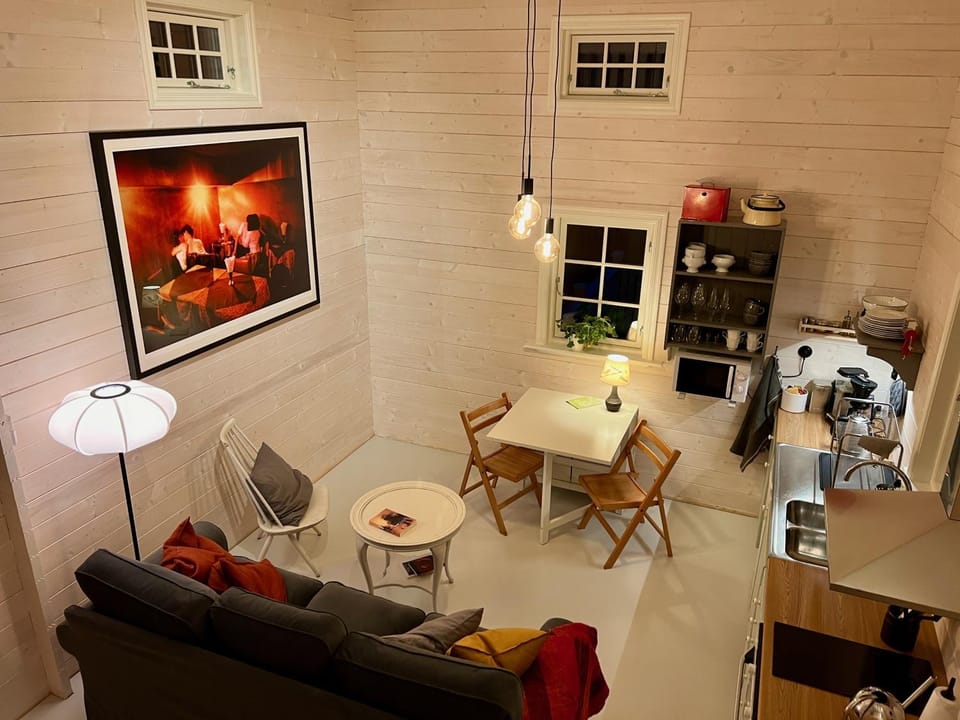 Coffee/tea facilities, Kitchen or kitchenette, Living room, Seating area, Dining area