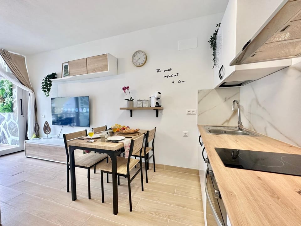 TV and multimedia, Living room, Dining area, oven, stove, kitchen
