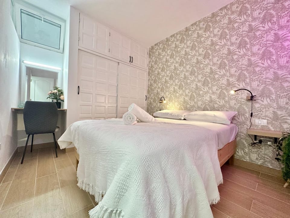 Bed, Seating area, Bedroom