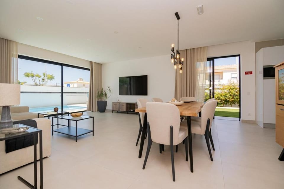 TV and multimedia, Kitchen or kitchenette, Living room, Seating area, Dining area