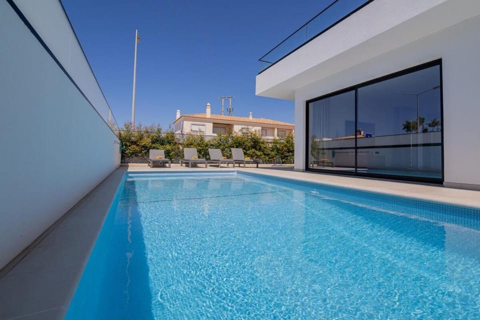 Property building, Day, Pool view, Swimming pool, sunbed