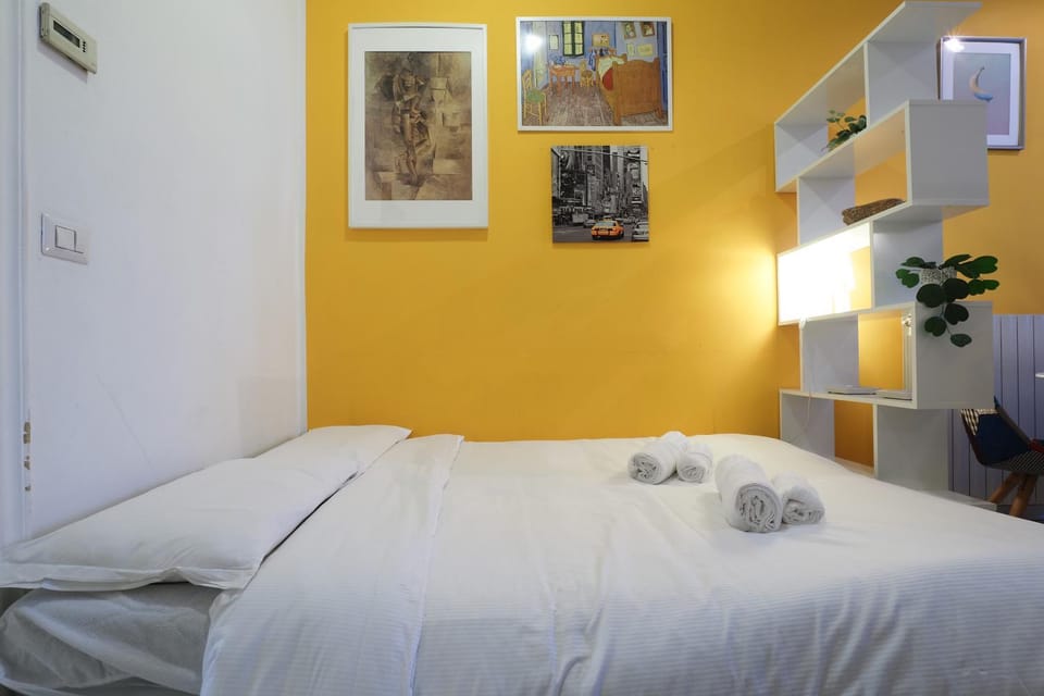 Bed, towels
