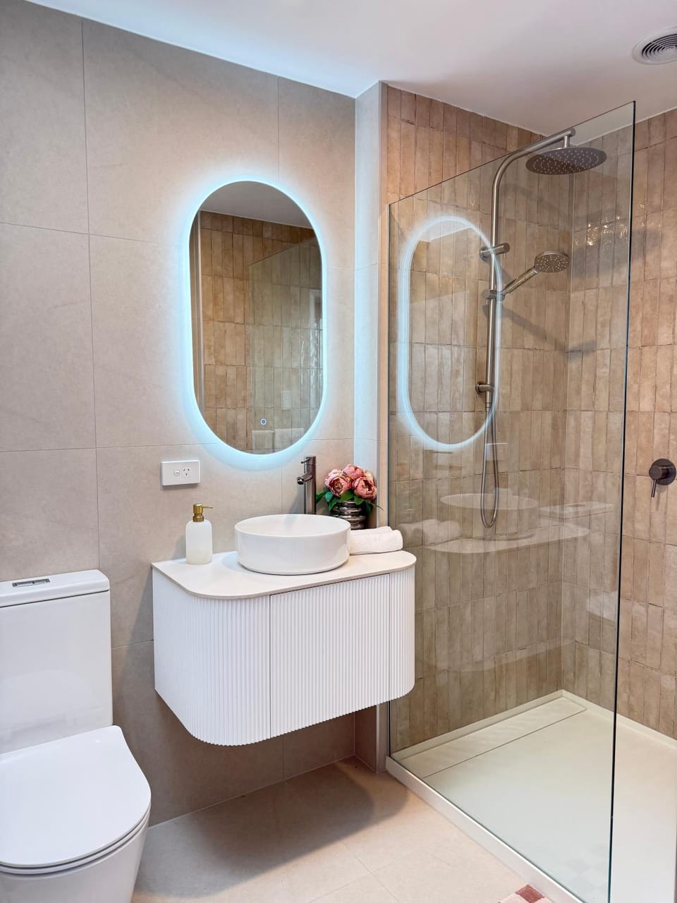 Shower, Toilet, Bathroom, towels