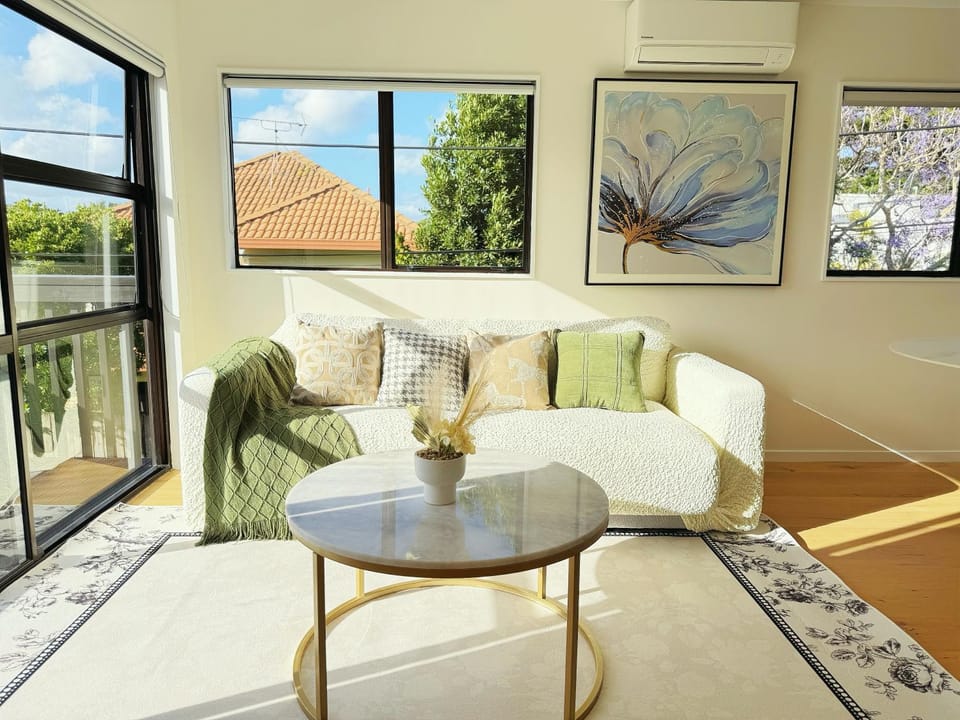 Living room, Seating area, air conditioner