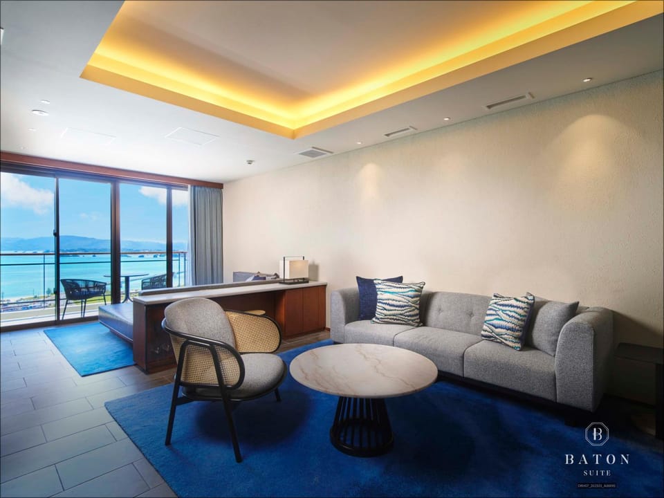 Photo of the whole room, Sea view
