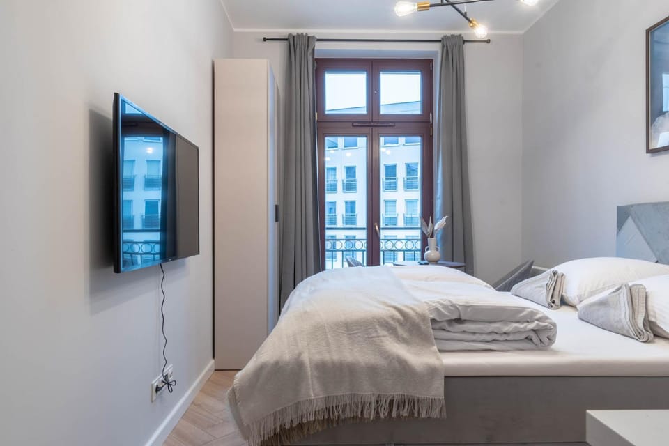 Bed, TV and multimedia, Photo of the whole room, Bedroom, towels, wardrobe