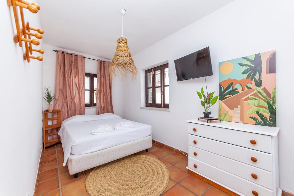 Bed, TV and multimedia, Bedroom