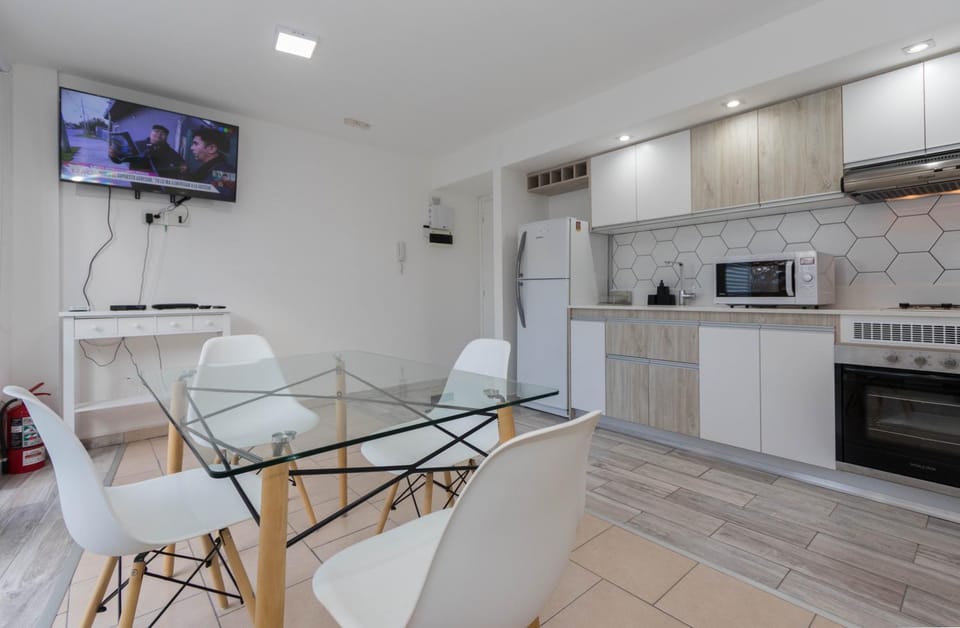 TV and multimedia, Dining area, oven, stove, toaster