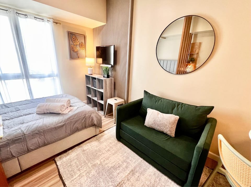 Bed, TV and multimedia, Living room, Seating area, Bedroom