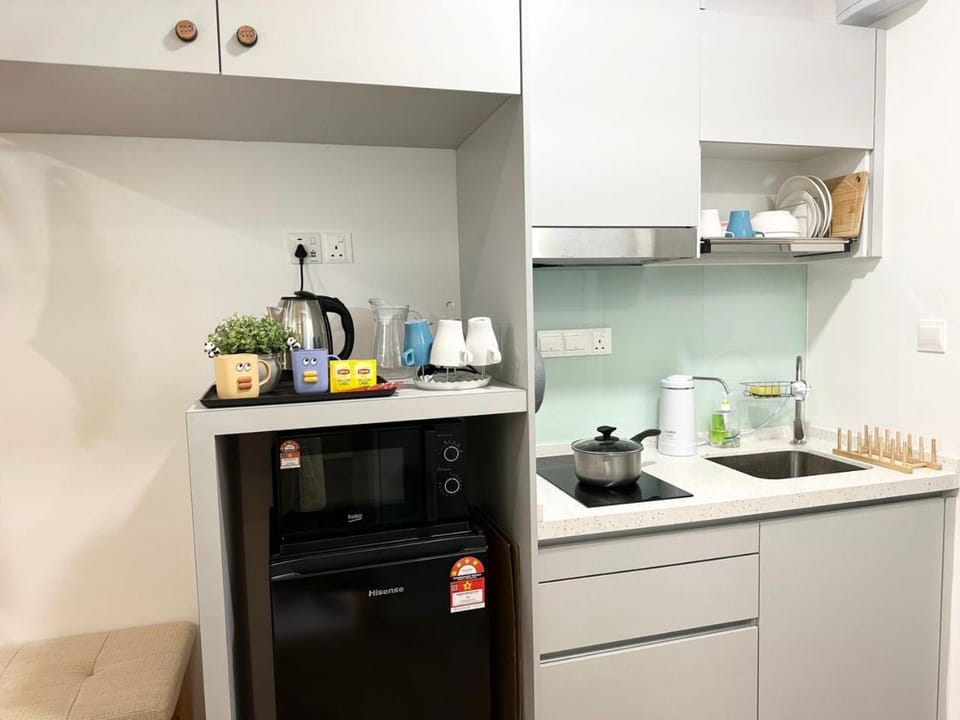 Coffee/tea facilities, Kitchen or kitchenette, stove
