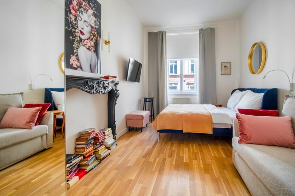 Bed, TV and multimedia, Living room, Photo of the whole room, Seating area, Bedroom
