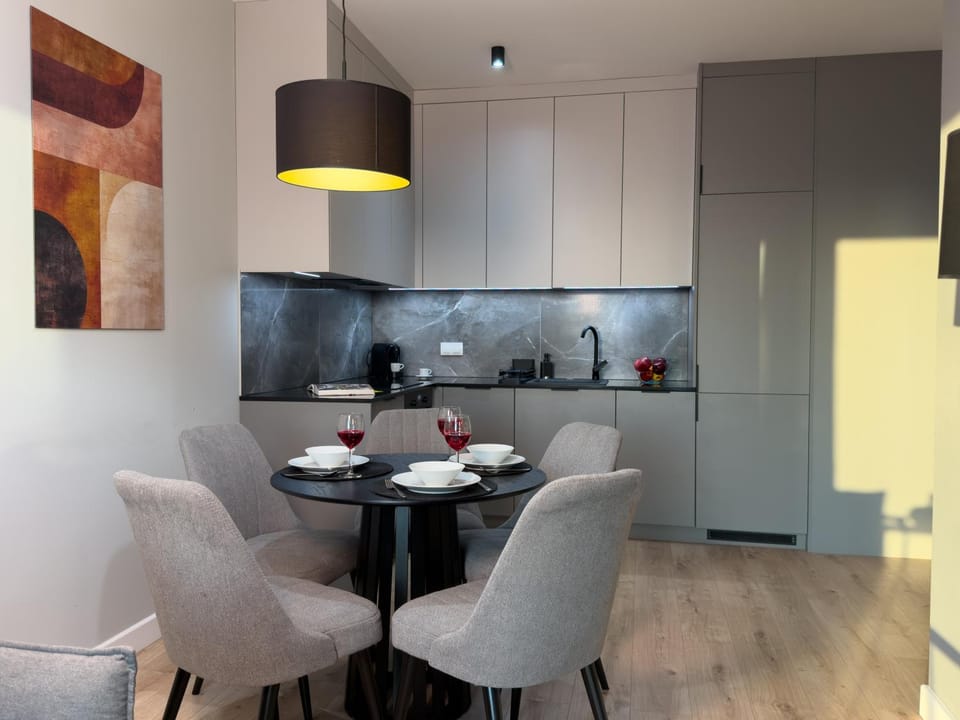 Kitchen or kitchenette, Dining area
