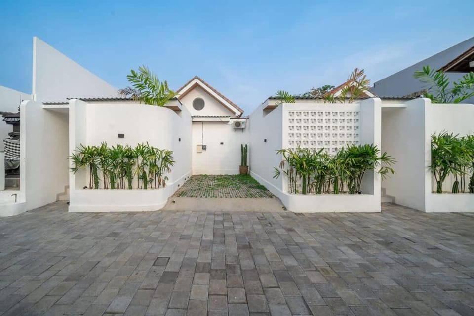 Property building, Facade/entrance, Day, Garden
