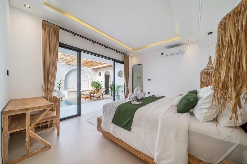 Living room, Photo of the whole room, Seating area, Bedroom, towels, air conditioner