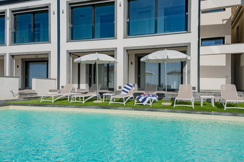 Property building, Day, Swimming pool, sunbed