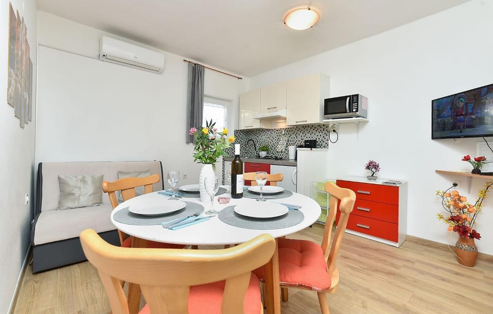 Communal lounge/ TV room, TV and multimedia, Living room, Dining area