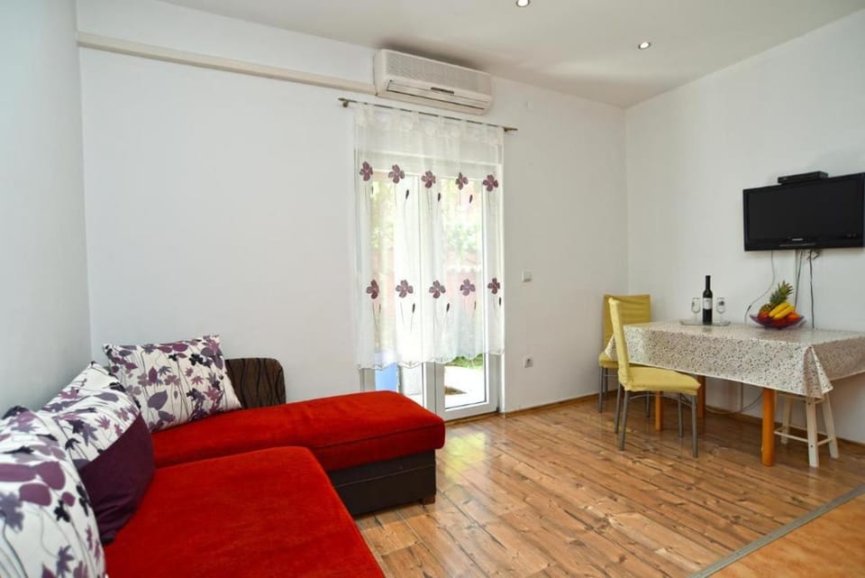 Living room, Dining area, air conditioner