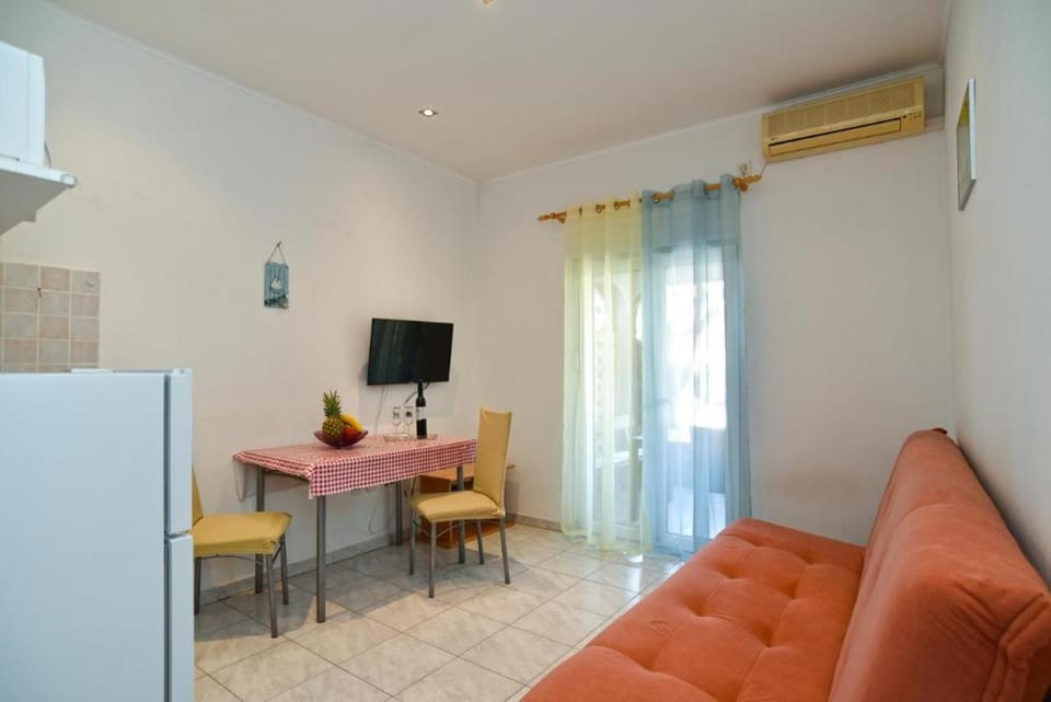 Communal lounge/ TV room, TV and multimedia, Living room, Seating area, Dining area, air conditioner