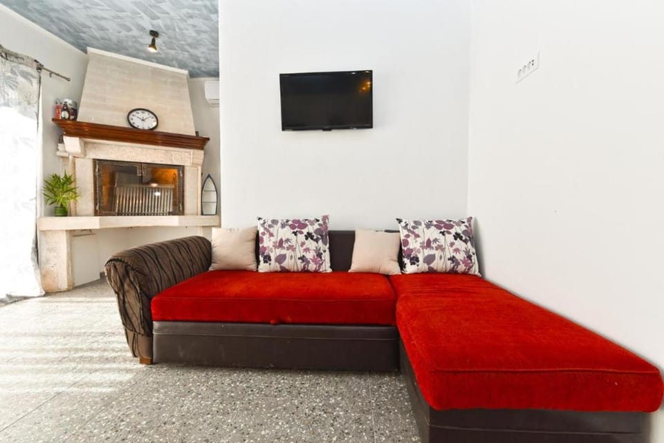 Communal lounge/ TV room, TV and multimedia, Living room, air conditioner