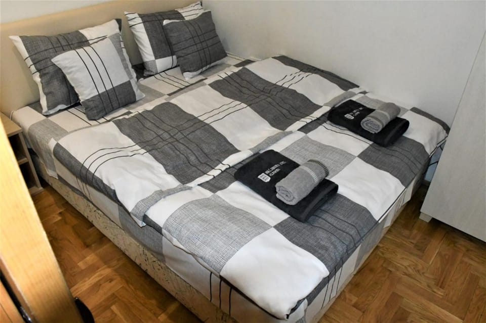 Bed, Bedroom, towels