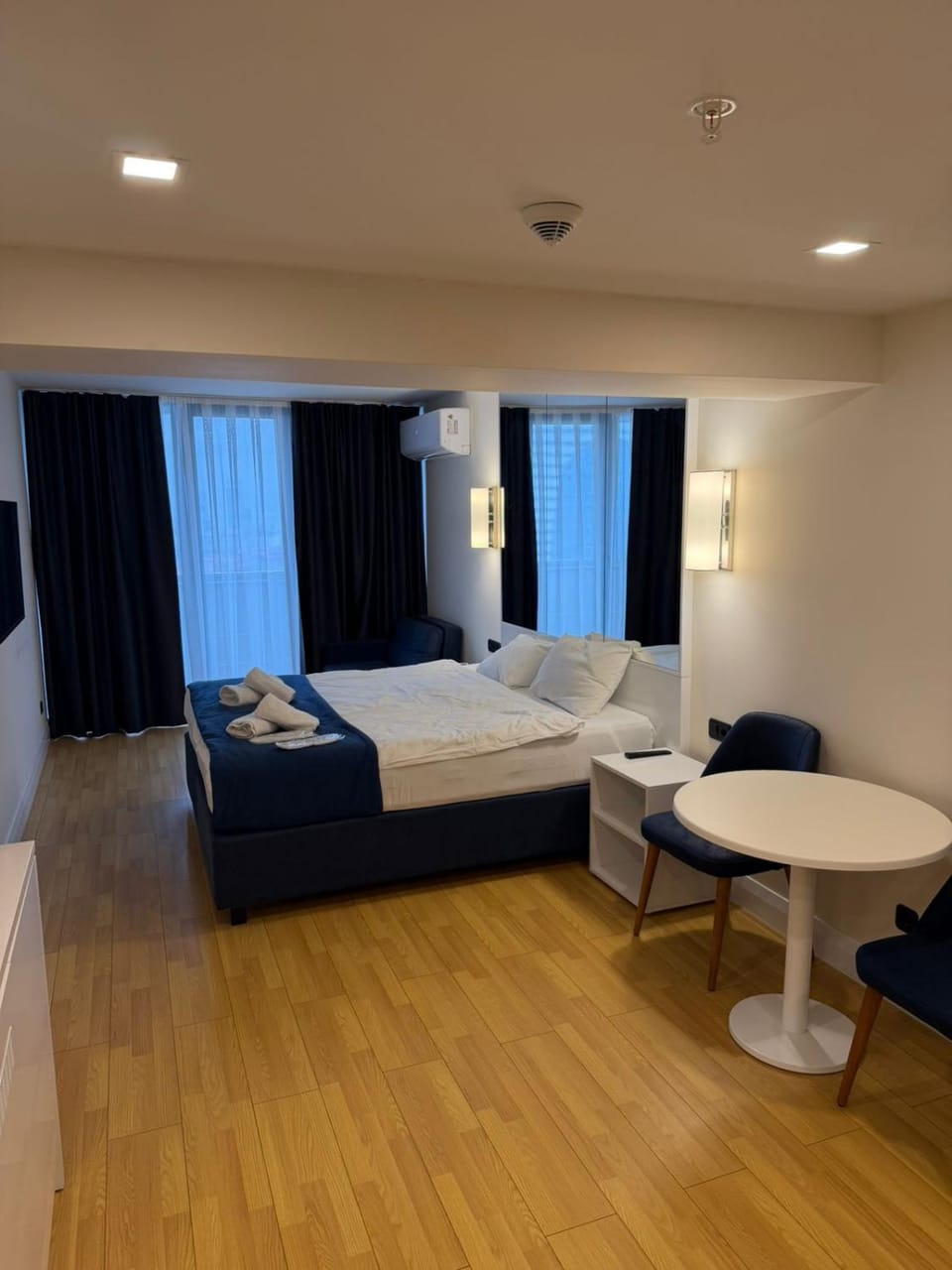Bed, Living room, Photo of the whole room, Seating area, Bedroom