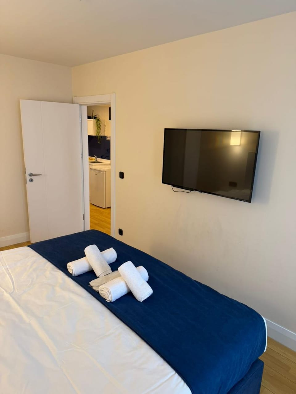 Communal lounge/ TV room, Bed, TV and multimedia, Photo of the whole room, Evening entertainment, Bedroom, towels