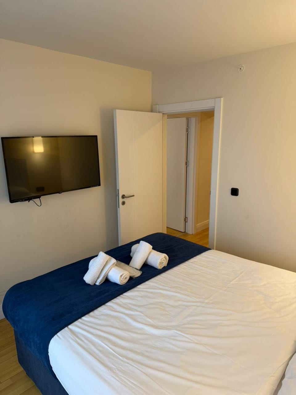 Bed, TV and multimedia, Photo of the whole room, Bedroom, towels, wardrobe