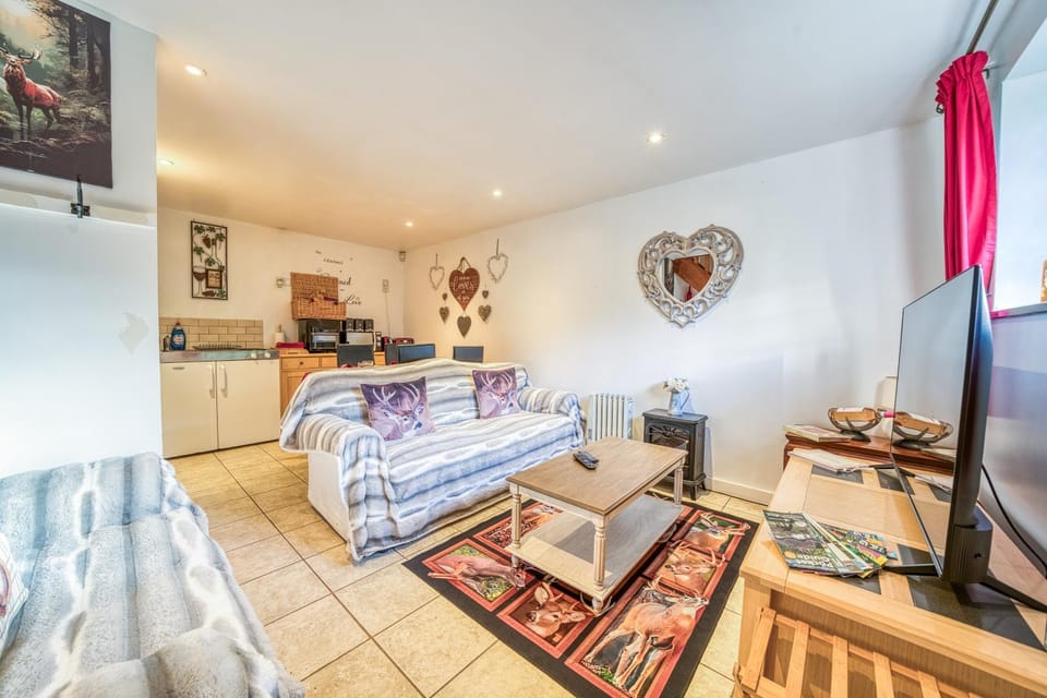 Communal lounge/ TV room, TV and multimedia, Living room, Seating area, Evening entertainment