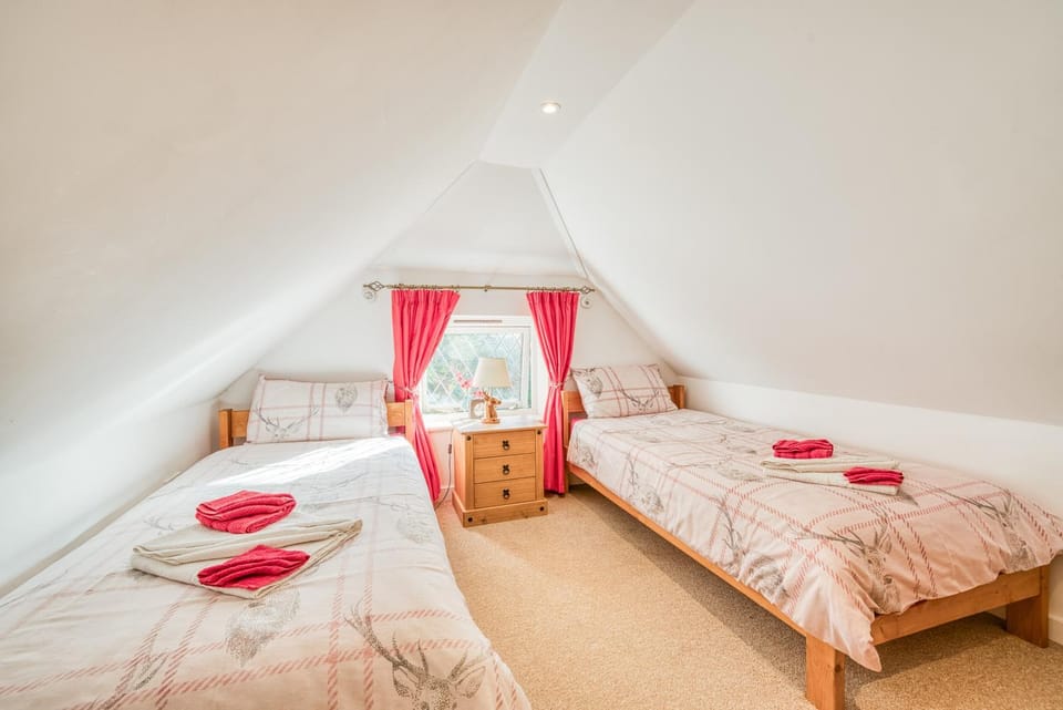 Bed, Photo of the whole room, Bedroom, towels