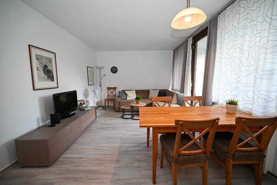 TV and multimedia, Seating area, Dining area