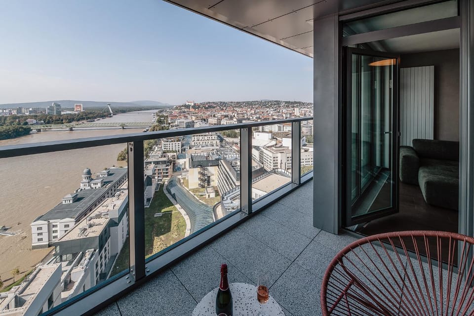View (from property/room), Balcony/Terrace, Landmark view, River view