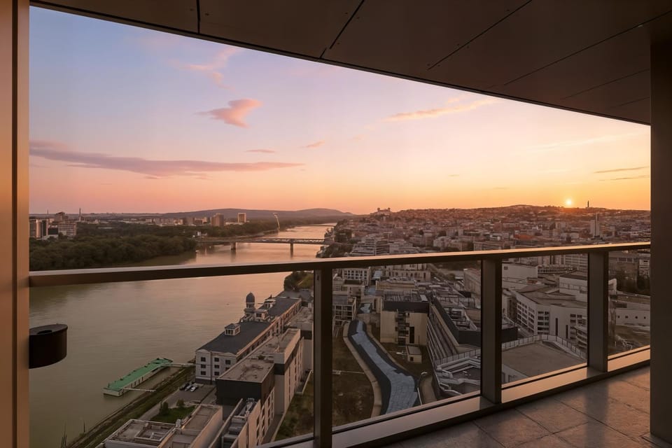 View (from property/room), Balcony/Terrace, City view, Landmark view, River view