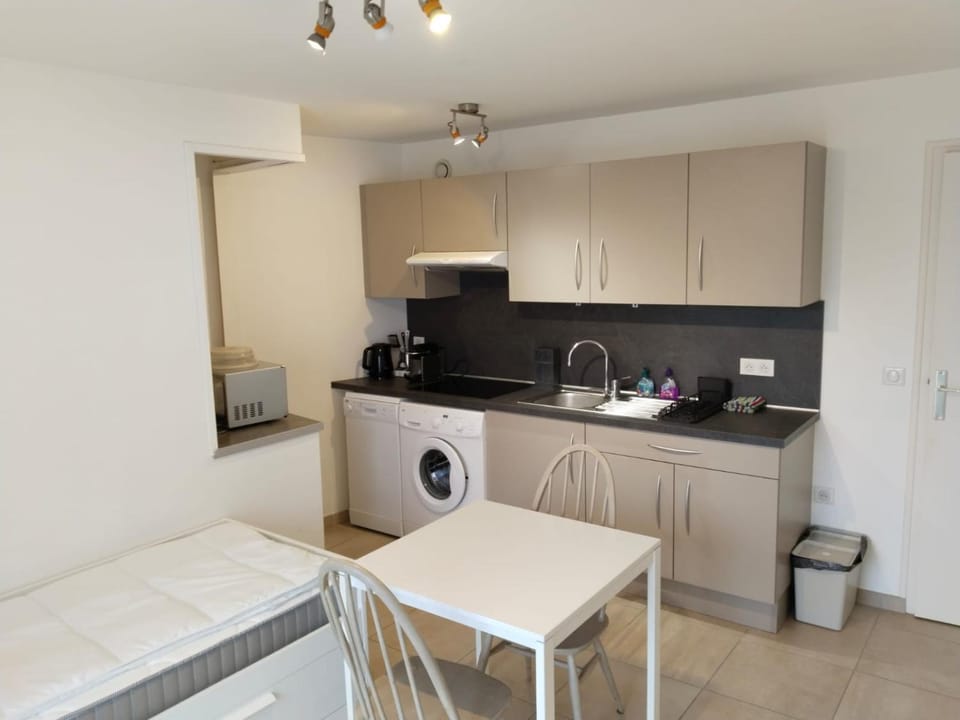 Coffee/tea facilities, Living room, Seating area, Dining area, dishwasher, stove, toaster, washing machine