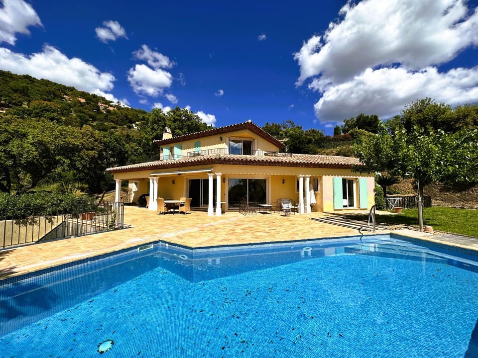 Villa Marguerite pour 10 personnes avec climatisation et vue mer avec piscine privée et chauffée à La Londe-les-Maures Villa in La Londe-les-Maures