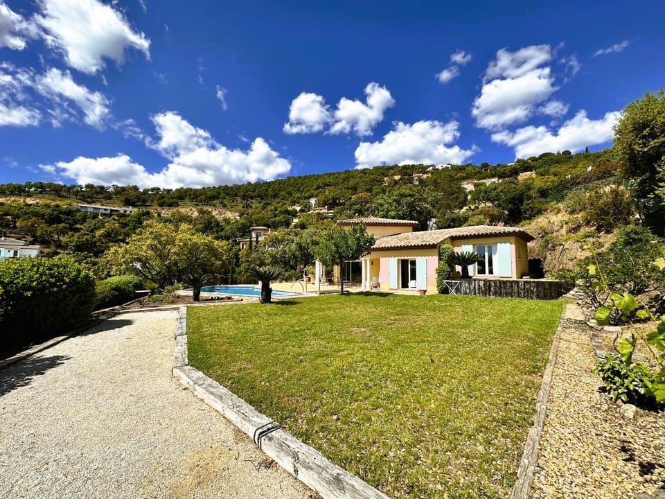 Villa Marguerite pour 10 personnes avec climatisation et vue mer avec piscine privée et chauffée à La Londe-les-Maures Villa in La Londe-les-Maures