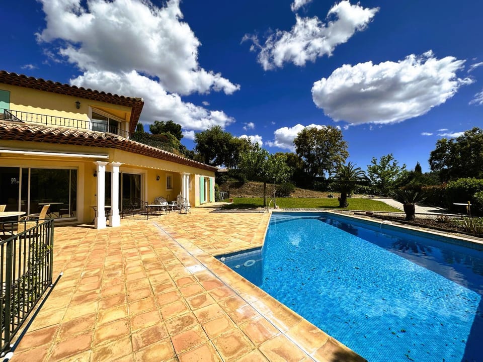 Villa Marguerite pour 10 personnes avec climatisation et vue mer avec piscine privée et chauffée à La Londe-les-Maures Villa in La Londe-les-Maures