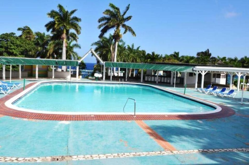 Oceanview Studio Apt w Pool Bar & Beach Access Apartment in Montego Bay