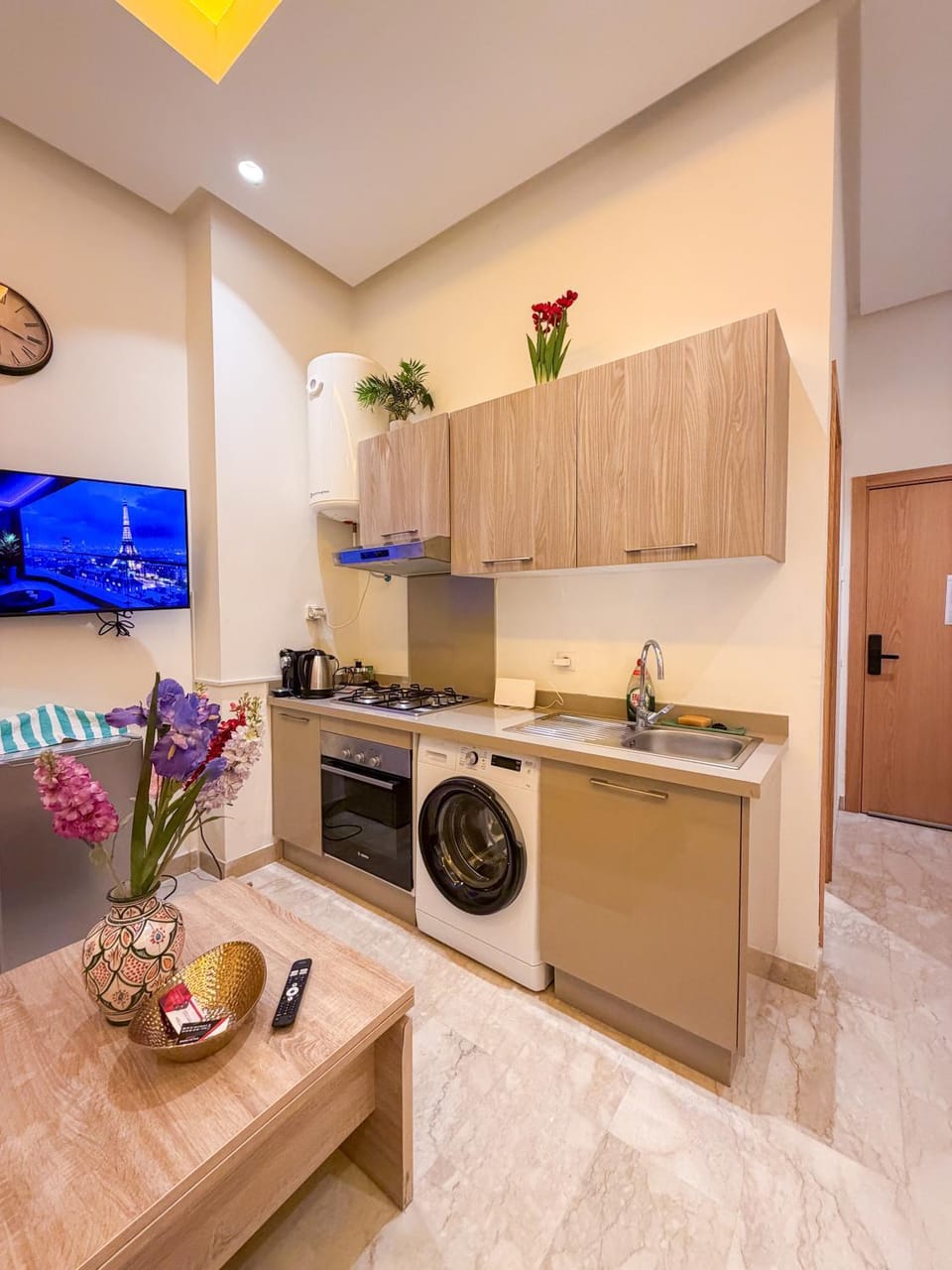 Coffee/tea facilities, Kitchen or kitchenette, oven, stove