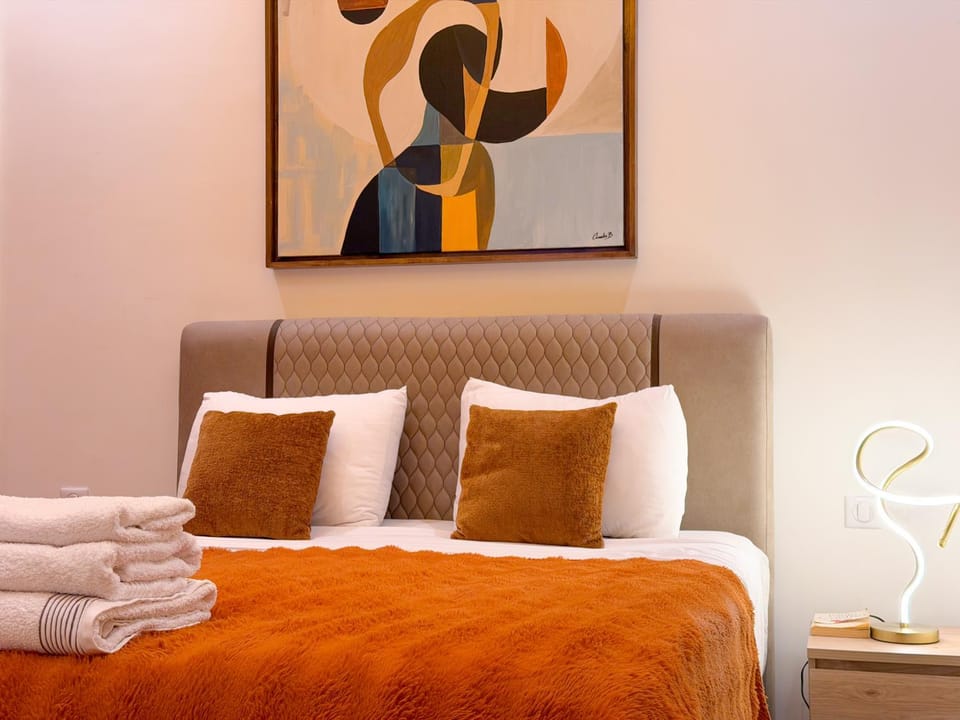 Bed, Photo of the whole room, Bedroom, towels