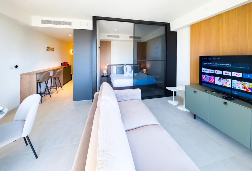 Mercury Suite Bright w Pool access by Arco Collection Apartment in Saint Julians