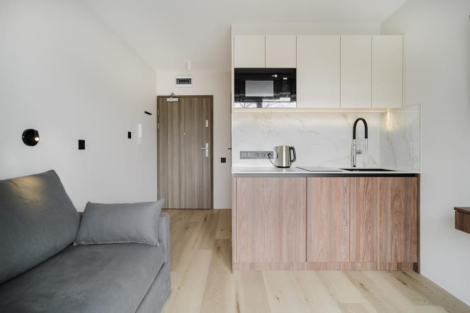 Coffee/tea facilities, Kitchen or kitchenette, Living room, Seating area, stove