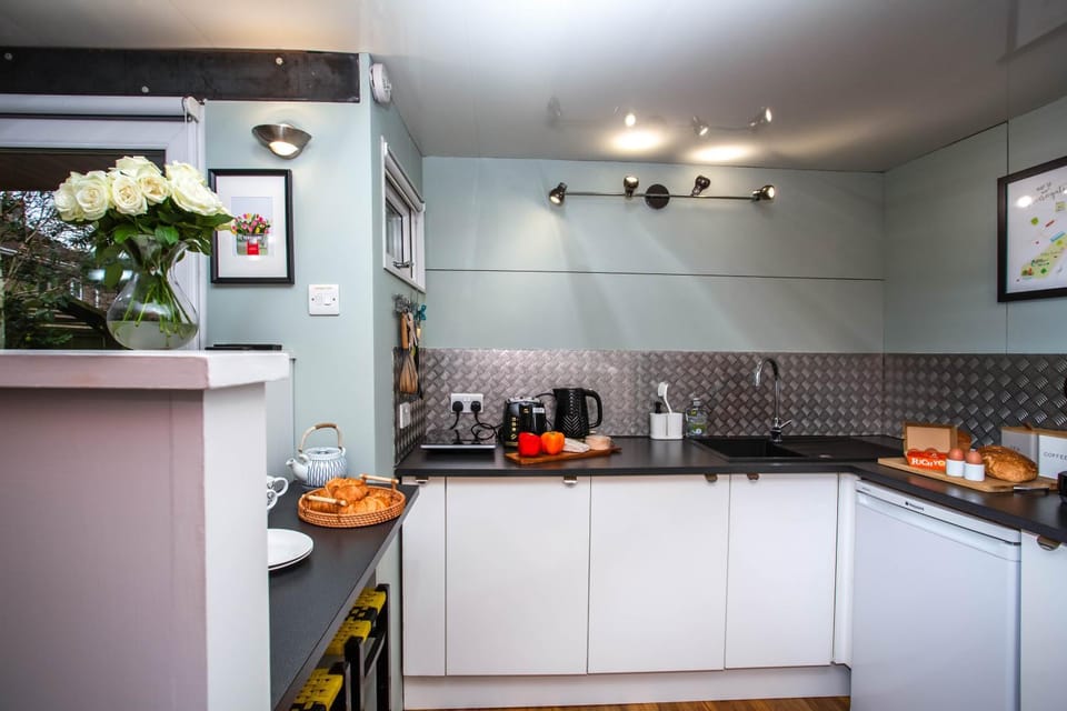 Coffee/tea facilities, Kitchen or kitchenette, microwave, stove, toaster, kitchen