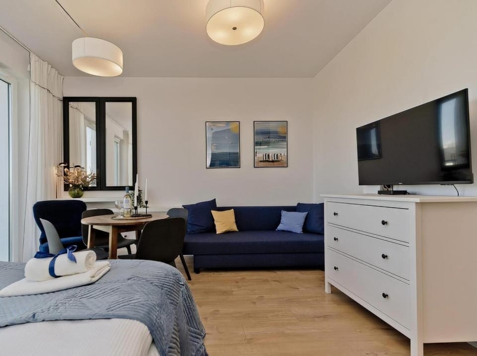 Bed, TV and multimedia, Living room, Photo of the whole room, Seating area, Dining area, Bedroom