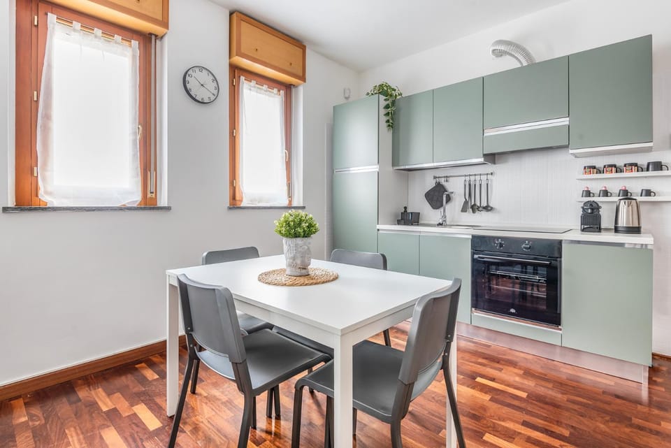 Coffee/tea facilities, Kitchen or kitchenette, Dining area, oven, stove