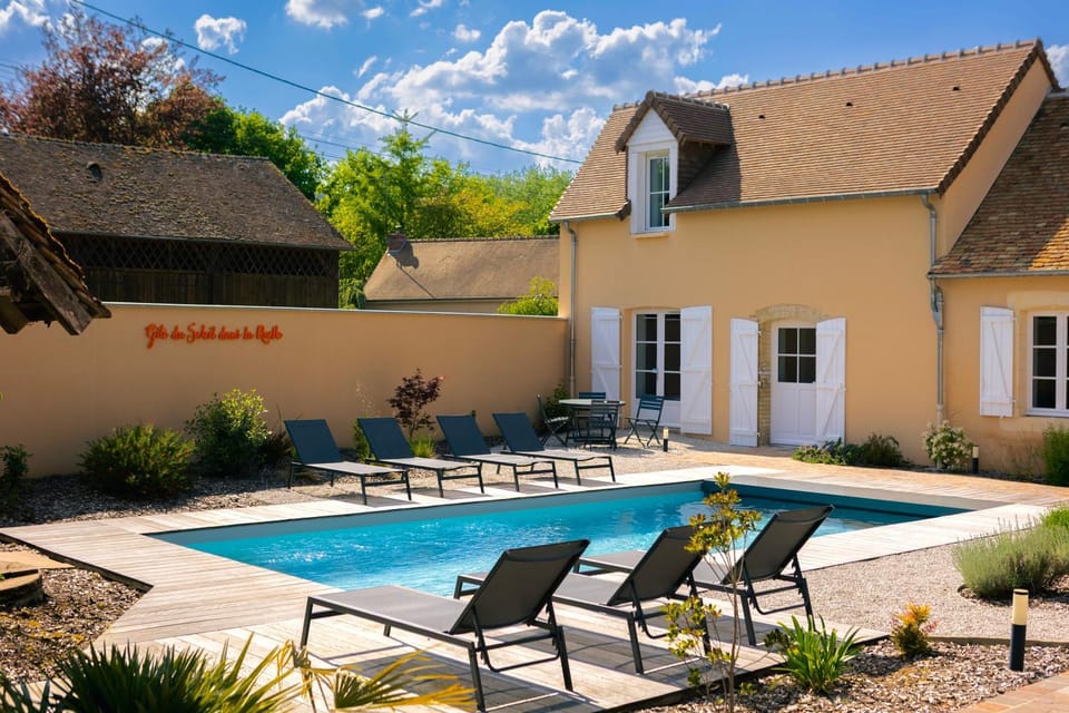 Property building, Patio, Day, Garden, Garden view, Pool view, Swimming pool, sunbed