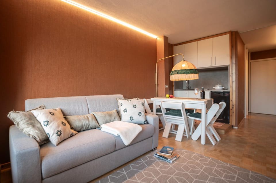 Kitchen or kitchenette, Living room, Seating area, Dining area