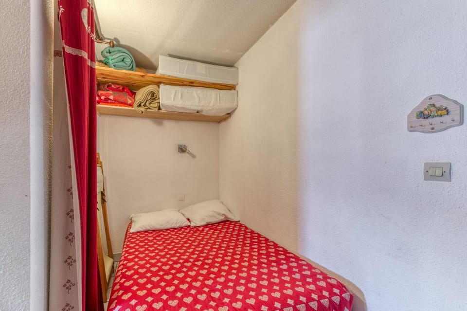 Property building, Living room, Bedroom