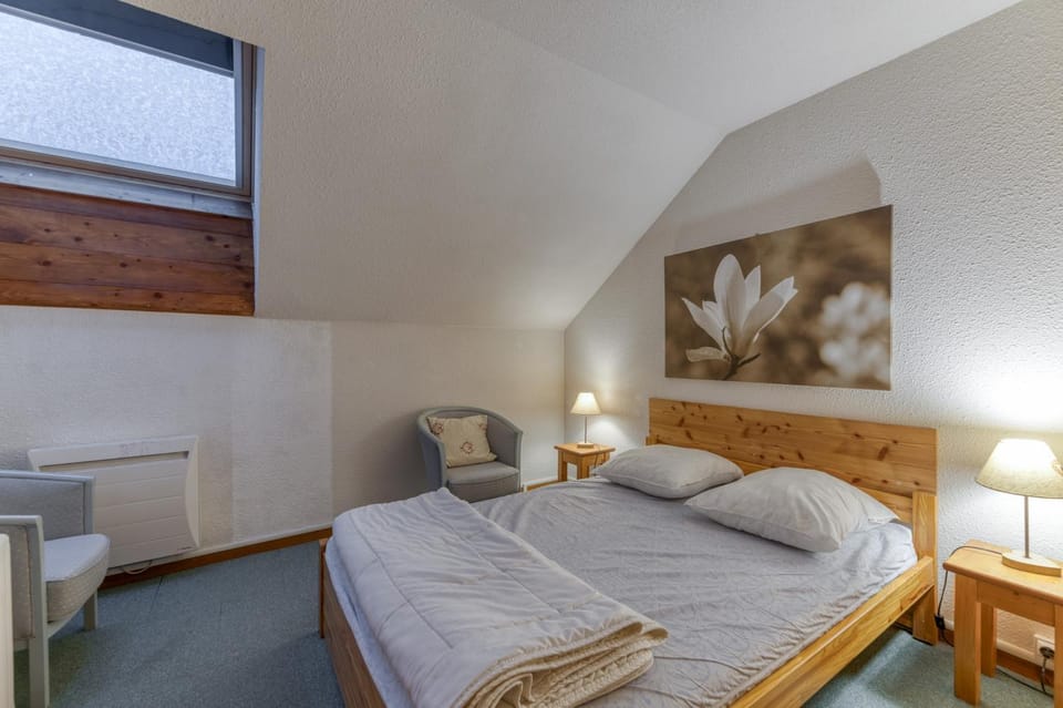 Property building, Living room, Bedroom