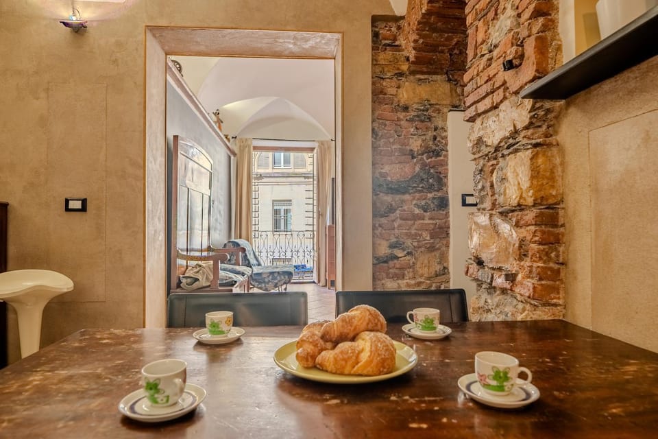 Living room, Food and drinks, Seating area, Dining area, Food