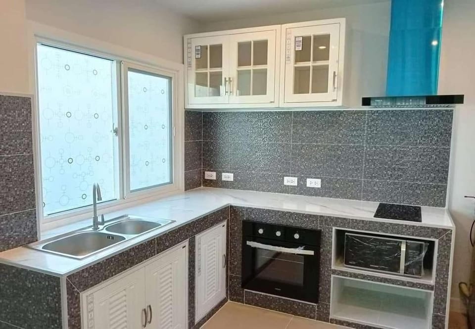 Kitchen or kitchenette, minibar, stove